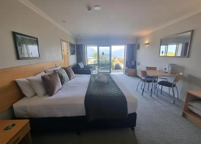 Hotel Lake Brunner
