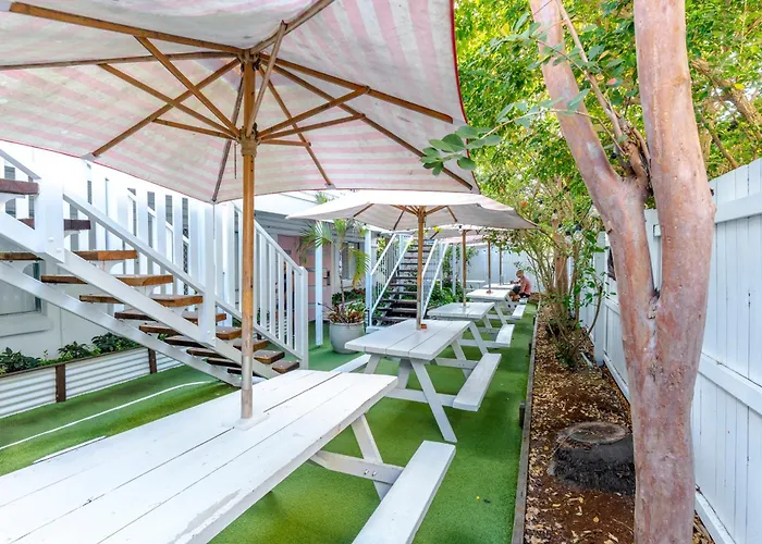 Surf Inn Boutique Backpackers - Free Breakfast