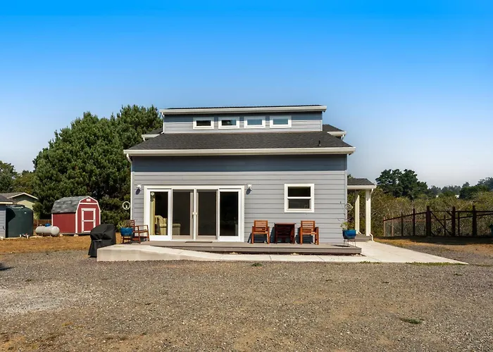 New Home- Minutes From Beach Foosball & Yard