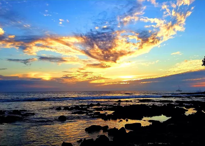 Kona Islander Inn - Prime Downtown Location With Hot Tub, Pool & Beach