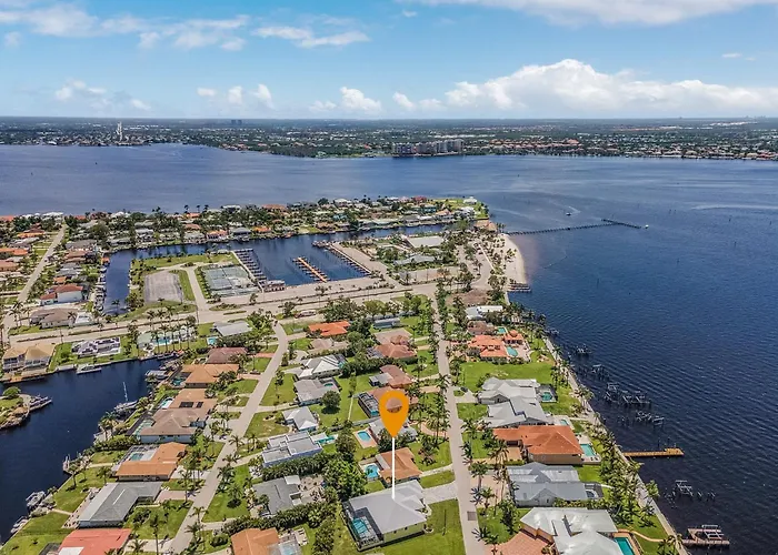 Yacht Club Area, Heated Saltwater Pool & Spa -Villa Nana And Papa'S Beach House - Roelens