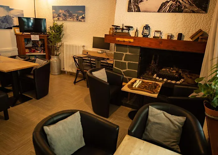 Hotel La Chaumière Garage Moto gratuit À 150 m de la gare SNCF et TMB