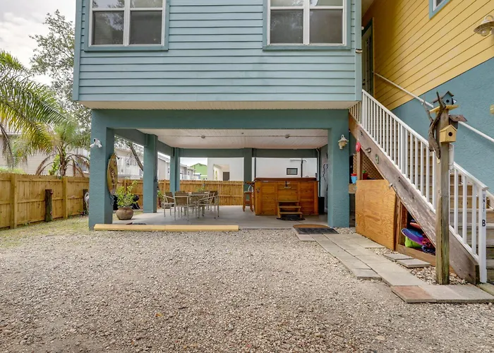 Steps To Beach, Outdoor Perks! Indian Rocks Condo