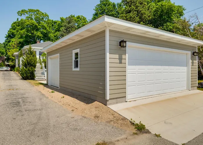 Cozy Michigan Retreat W/ Deck & Gas Grill!