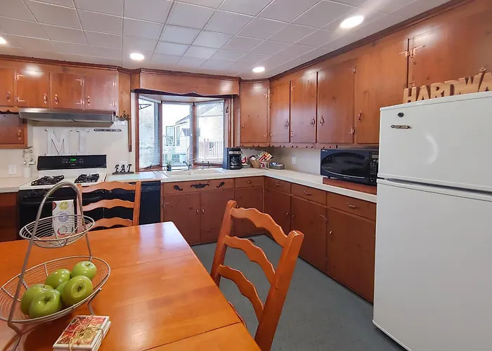 Huge Historic, W/Large Yard & Close To Beach