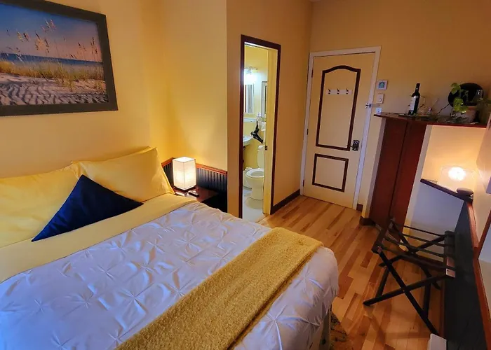 Kokomo Inn: Tropical Riverfront B&B for Adults on Capital Cycling Route