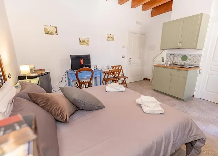 CENTRO STORICO Redmood House a 5 min dal Mare, Aria Condizionata, Wi-Fi e Netflix