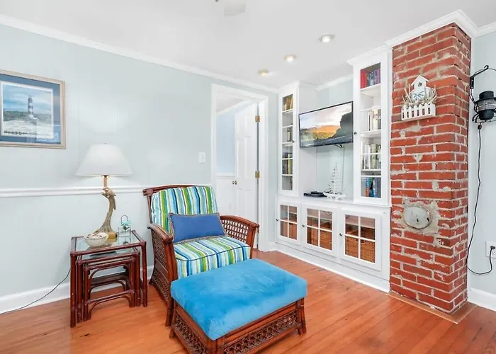 Pet-Friendly Creekside Cottage W Backyard