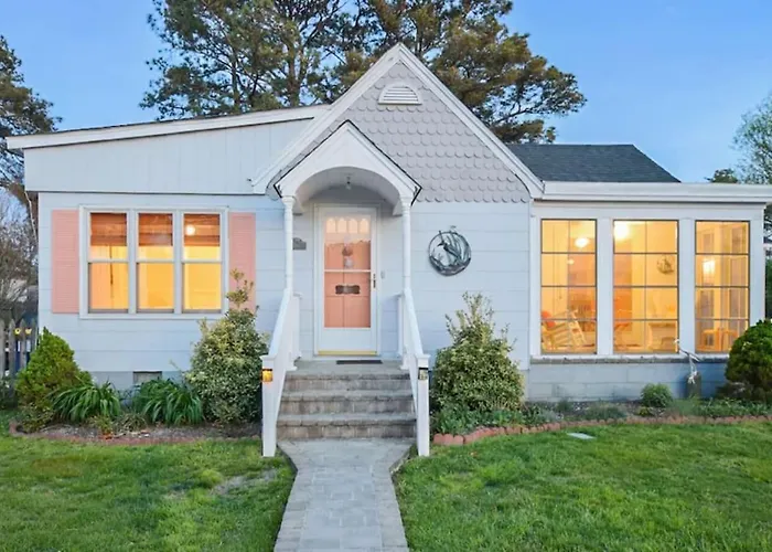 Pet-Friendly Creekside Cottage W Backyard