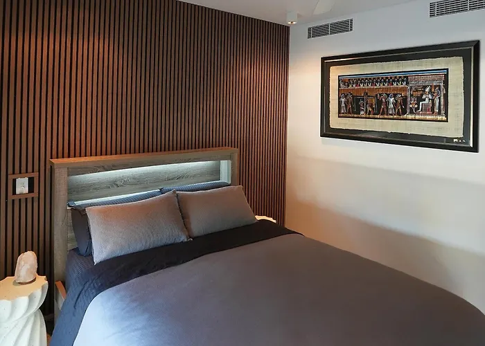 Harbour-View Waterfront Apartment