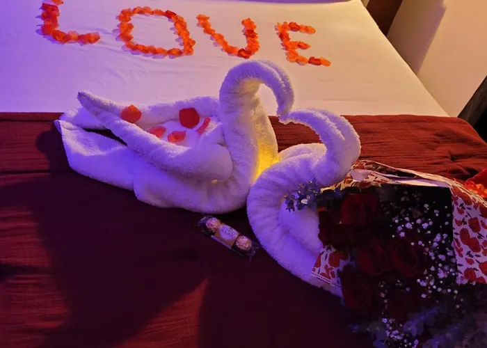 Nuit d'évasion love room avec baignoire balnéo et jardin avec spa