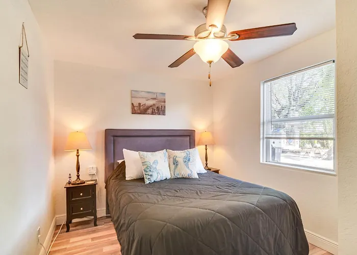 Walk To Art District + Beach: Pet-Friendly Getaway