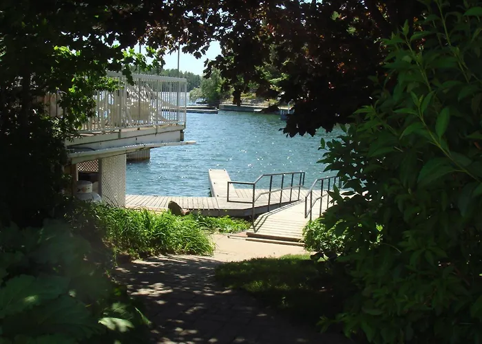 Boathouse Country Inn