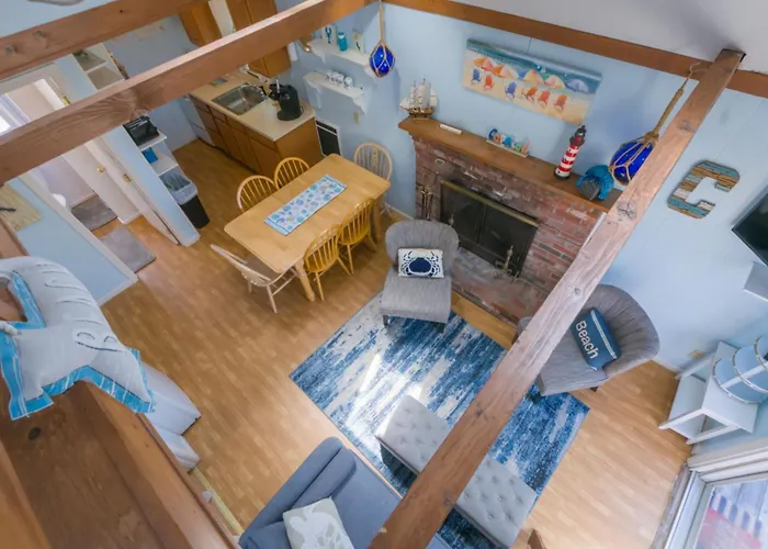 East Sandwich Escape—Deck, Beach Summer Fun