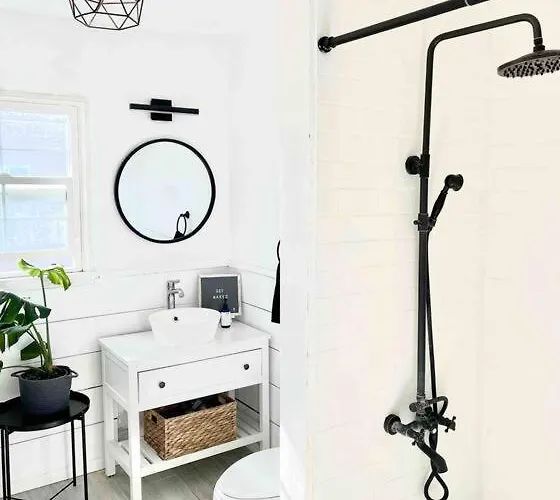 Beautiful Bright Condo Steps Away From The Beach