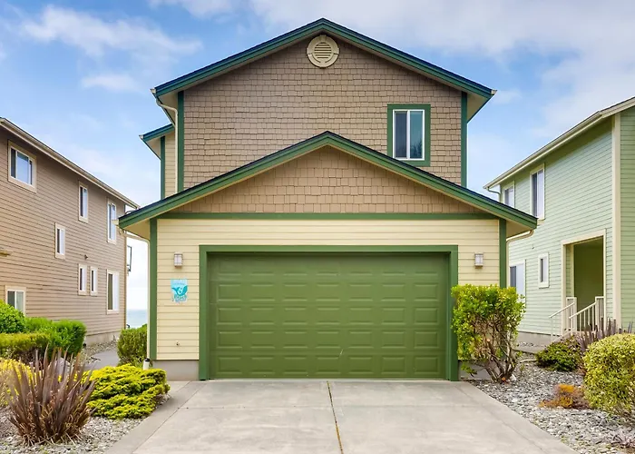 Gold Beach Retreat: Private Hot Tub + Ocean Views!