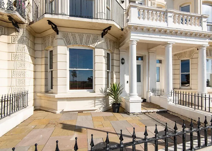 Stunning 2 Bed Apartment Sea Views And Parking