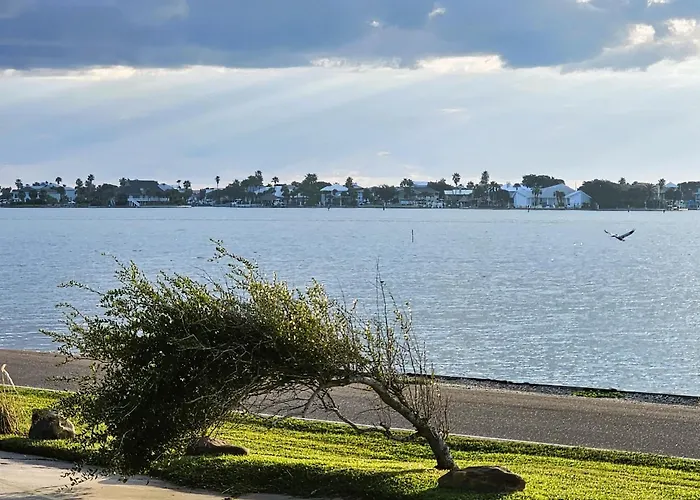 Summer'S Little Bay Getaway