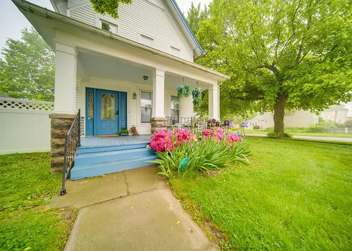 1 Block To Bridge Street: Lake Erie Vacation Home!