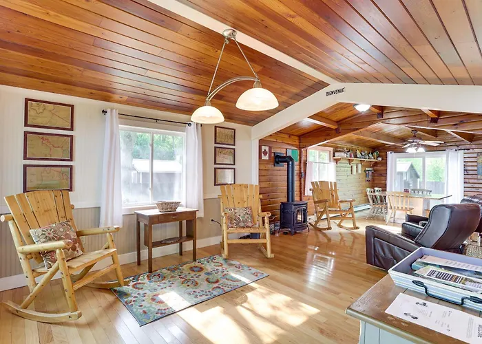 Cozy Lake Champlain Cottage W/ Private Beach!