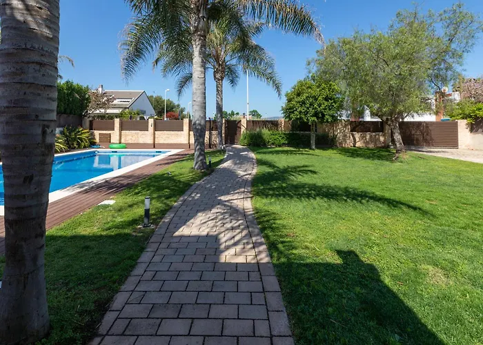 Casa junto al mar con jardín