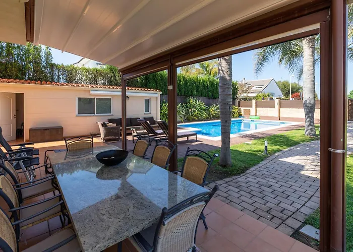 Casa junto al mar con jardín