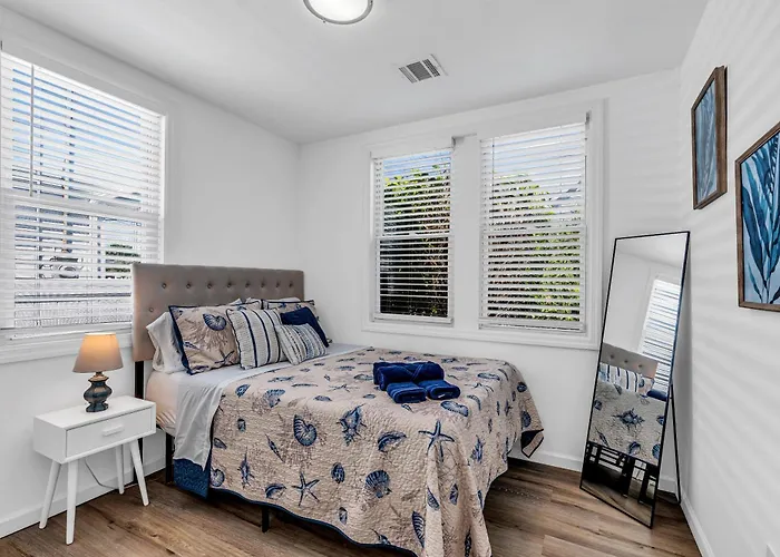 Highly Rated Beach House Blocks To Beach & Main St 6 Badges, Patio, Grill