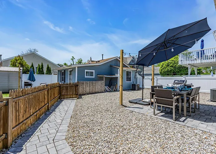 Highly Rated Beach House Blocks To Beach & Main St 6 Badges, Patio, Grill