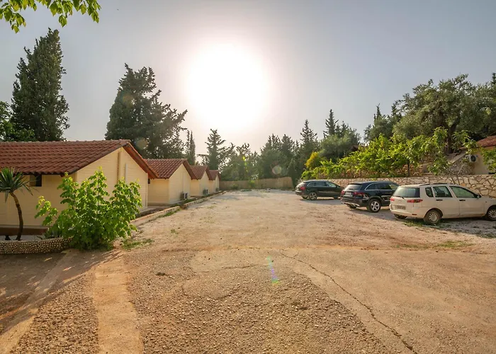 Lodges Shen Nikolla