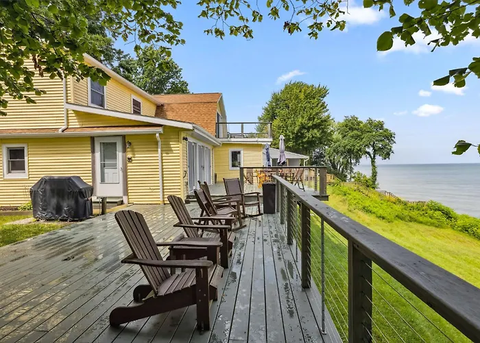 Sunset Haven - Lakeside Retreat In Gotl