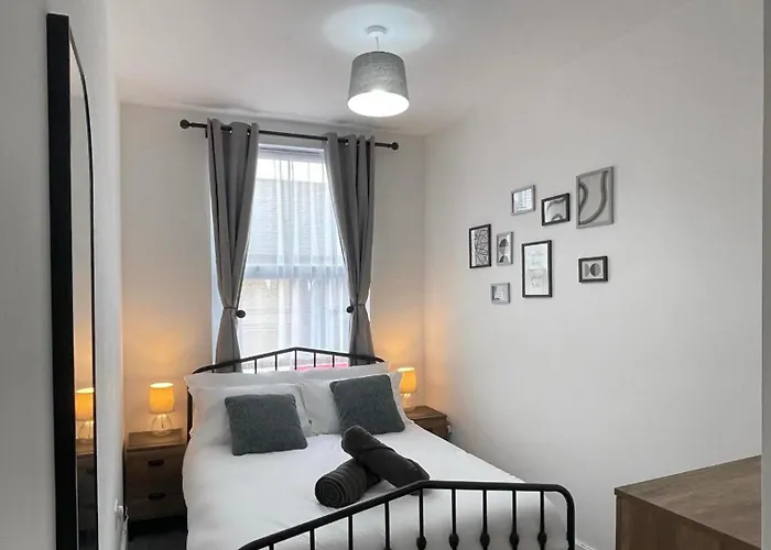 Montague Apartment-Spacious, Central & Free Parking