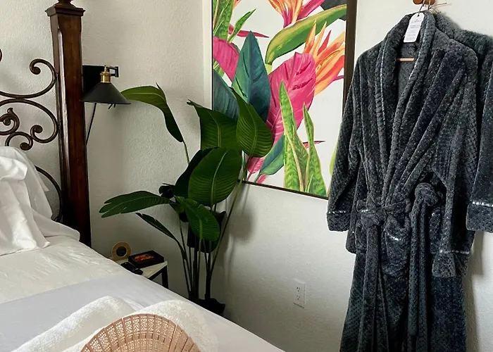 Little Havana Suites: Urban Oasis with Free Parking