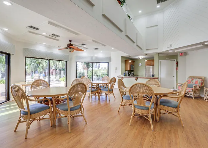 Key Retreat: Bay Views & Private Beach Access