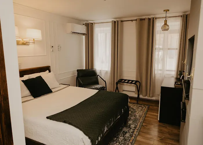 The Brooks Hotel Restaurant And Lounge