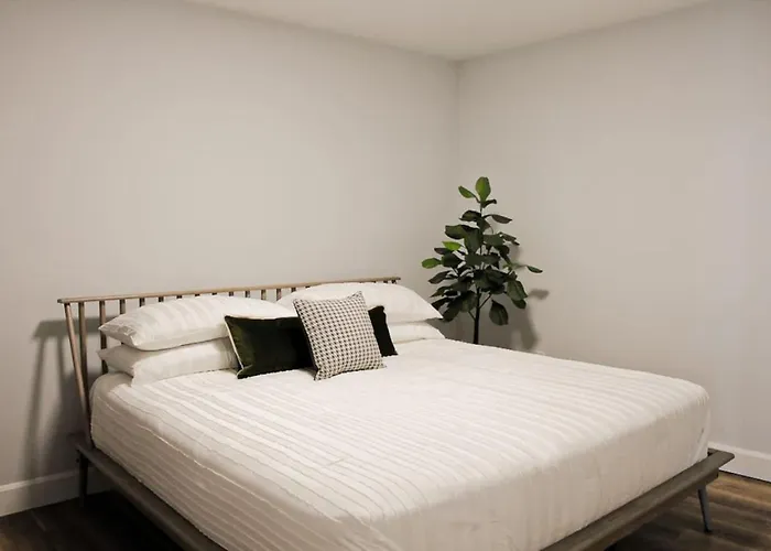 Beachview Getaway At The New Carlyle 202 On The Main Strip In Grand Bend