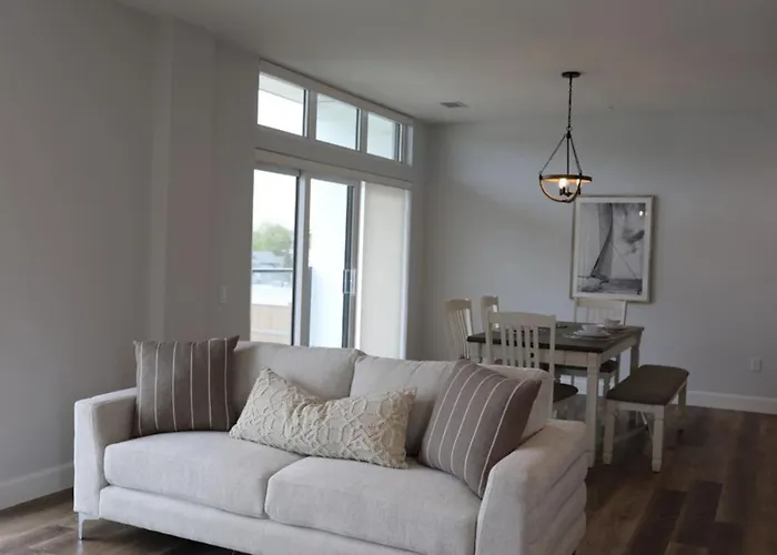 Beachview Getaway At The New Carlyle 200 On The Main Strip In Grand Bend
