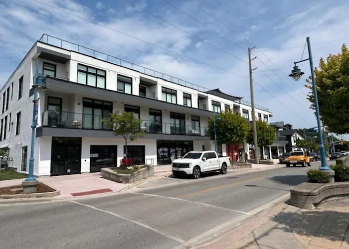 Beachview Getaway At The New Carlyle 300 On The Main Strip In Grand Bend