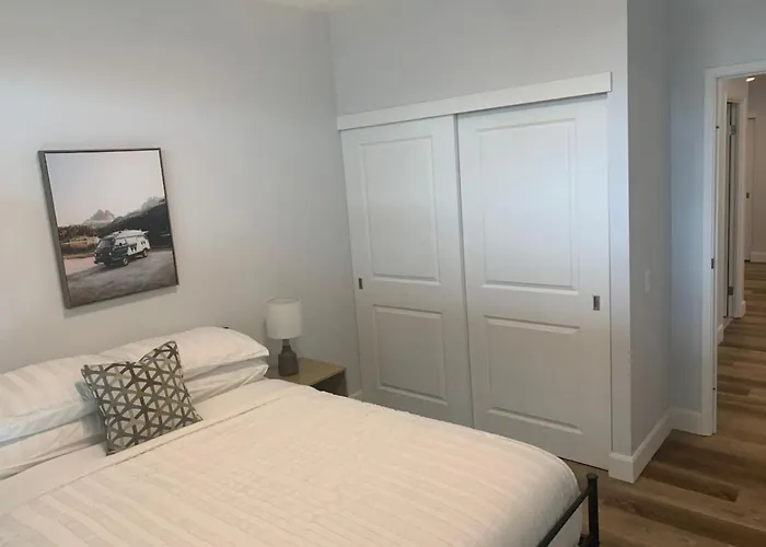 Beachview Getaway At The New Carlyle 304 On The Main Strip In Grand Bend