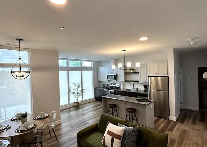 Beachview Getaway At The New Carlyle 306 On The Main Strip In Grand Bend