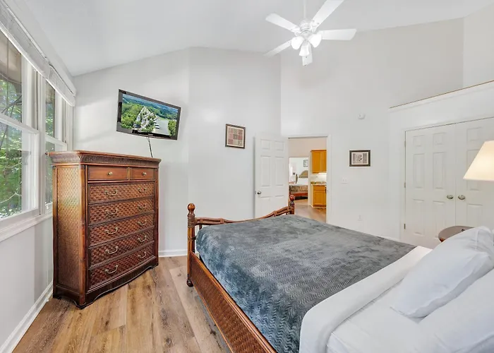 Halesford Harbour Resort - Smith Mountain Lake