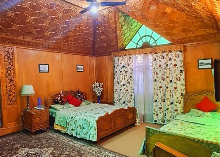 Lakes Crown Group Of Houseboats