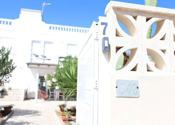 2 apartamentos en una excelente villa de playa compartiendo Piscina y Jardín
