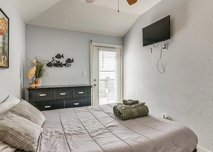 Galveston Coastal Retreat: 2 Mi To State Park!