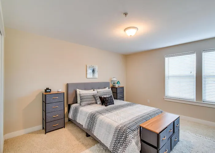 Westport Vacation Rental: Walk To Beach!