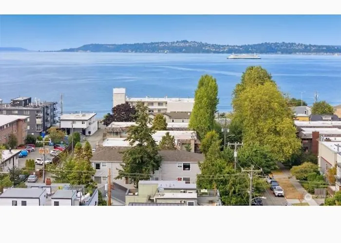 Upstairs Alki Beach Apartment - Seattle -Historic-1858