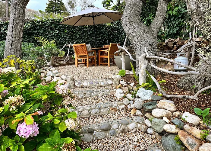 Gorgeous 3-Bdrm Home, Walk To Town And Beach