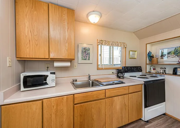 Juan De Fuca Waterfront Hotel & Cottages