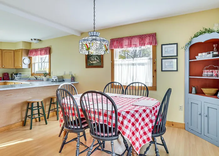 Alburgh Lake House: Private Beachfront!
