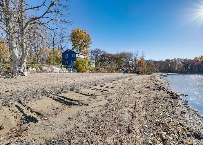 Alburgh Lake House: Private Beachfront!