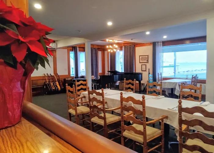 Hotel Wolfe Island